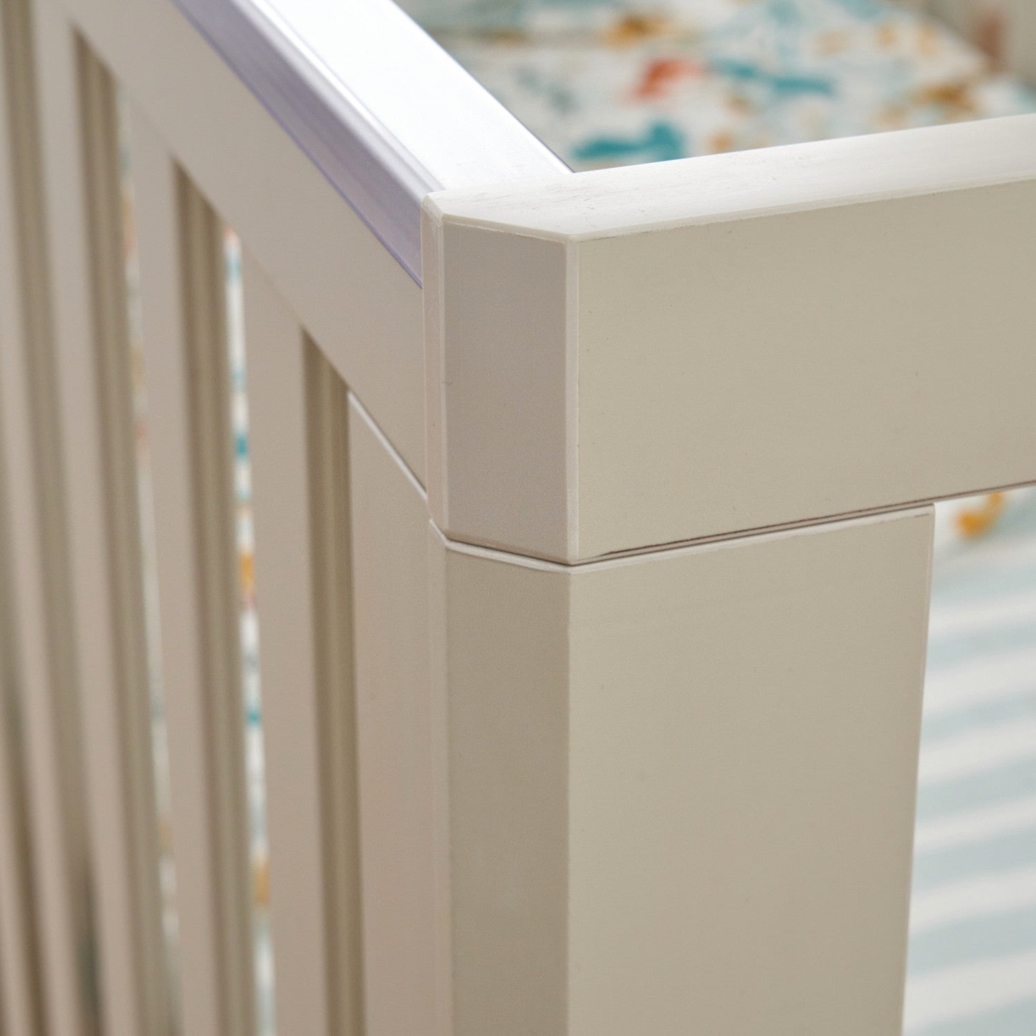 Hygge 2 Piece Room Set in Light Oak/White Sand - close-up image of the corner and cot bed teething rails
