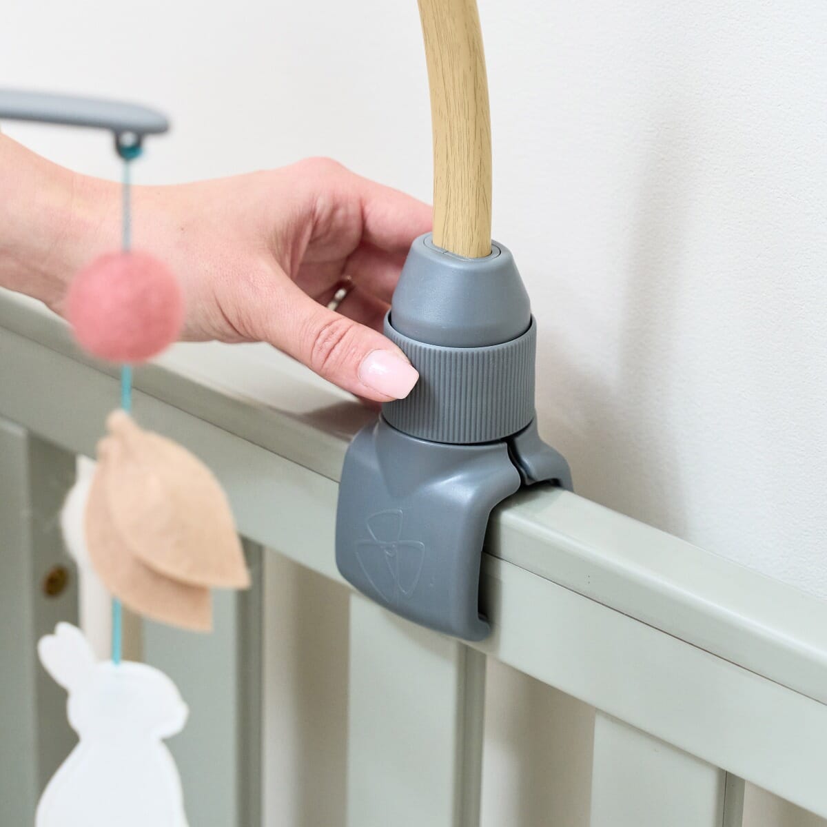 CoZee 2 in 1 Crib & Cot Mobile in Oak & Cocoon - closeup on the locking mechanism