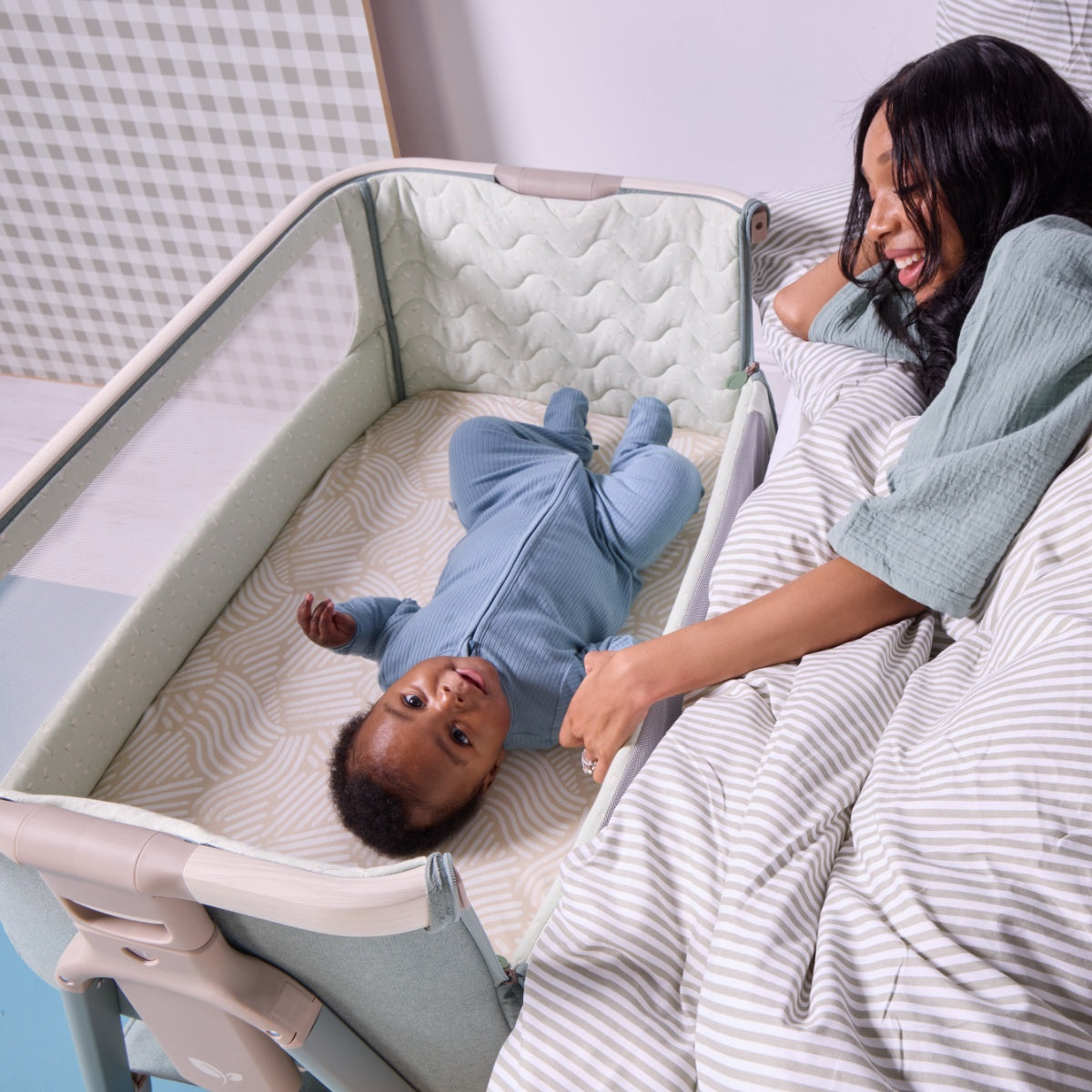 TUTTI CoZee ベビーサイドクリブ　ベビーベッド　インナー敷マット付 Tutti Bambini CoZee Bedside Crib - Scandinavian Walnut/Ecru – REBEL