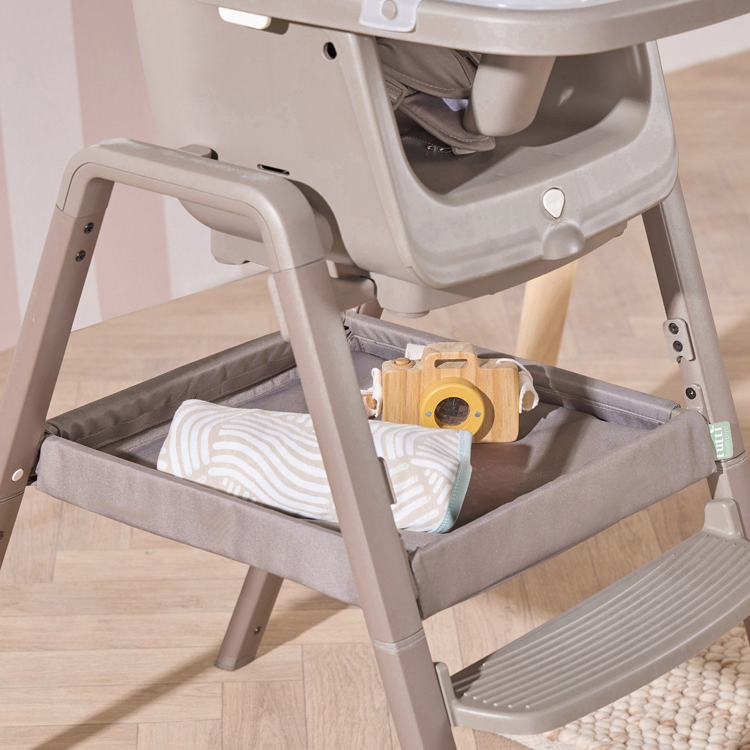 nova maison truffle close up showing toy camera and blanket highlighting spaciousness. 