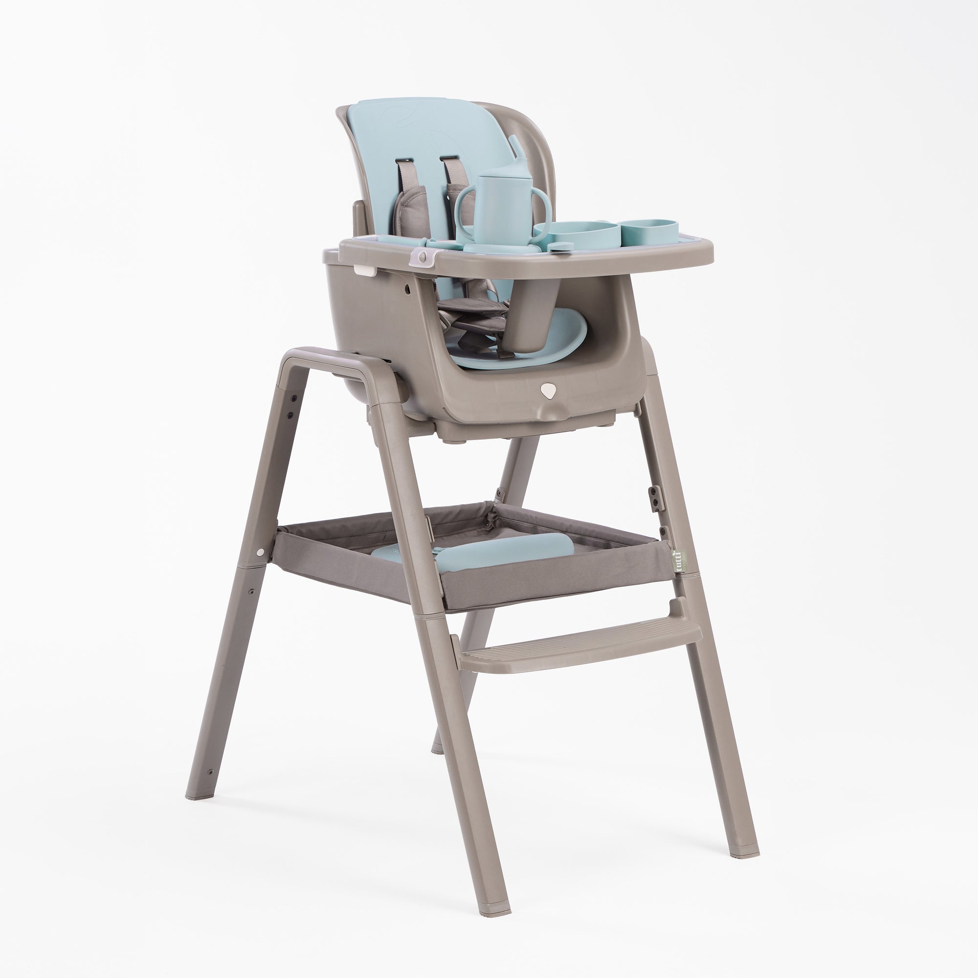 Side view of the Nova Maison highchair  in brown with blue tray and accessories on a white background
