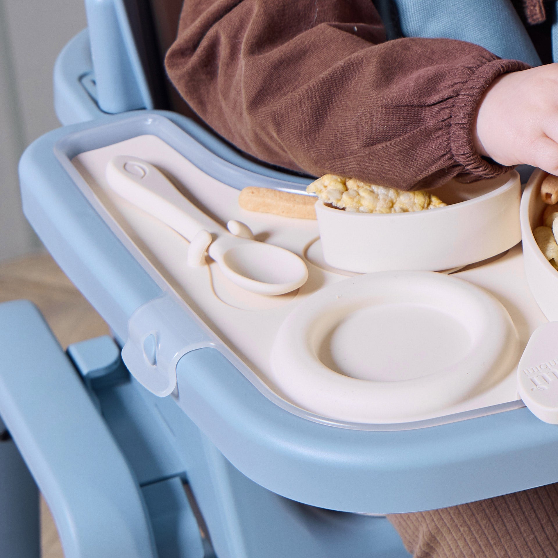 Close up of the Nova Maison highchair accessory pack showcasing the spoon and bowls.