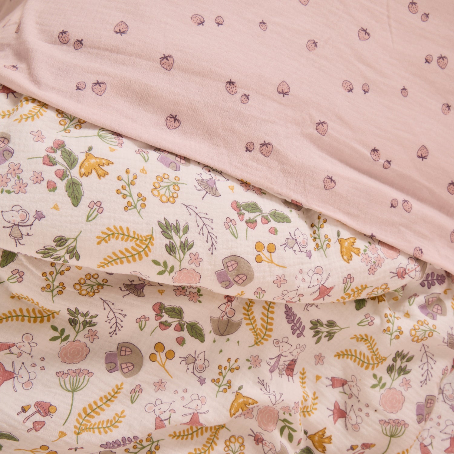 Reversible duvet set with floral print on one side and strawberries on the other