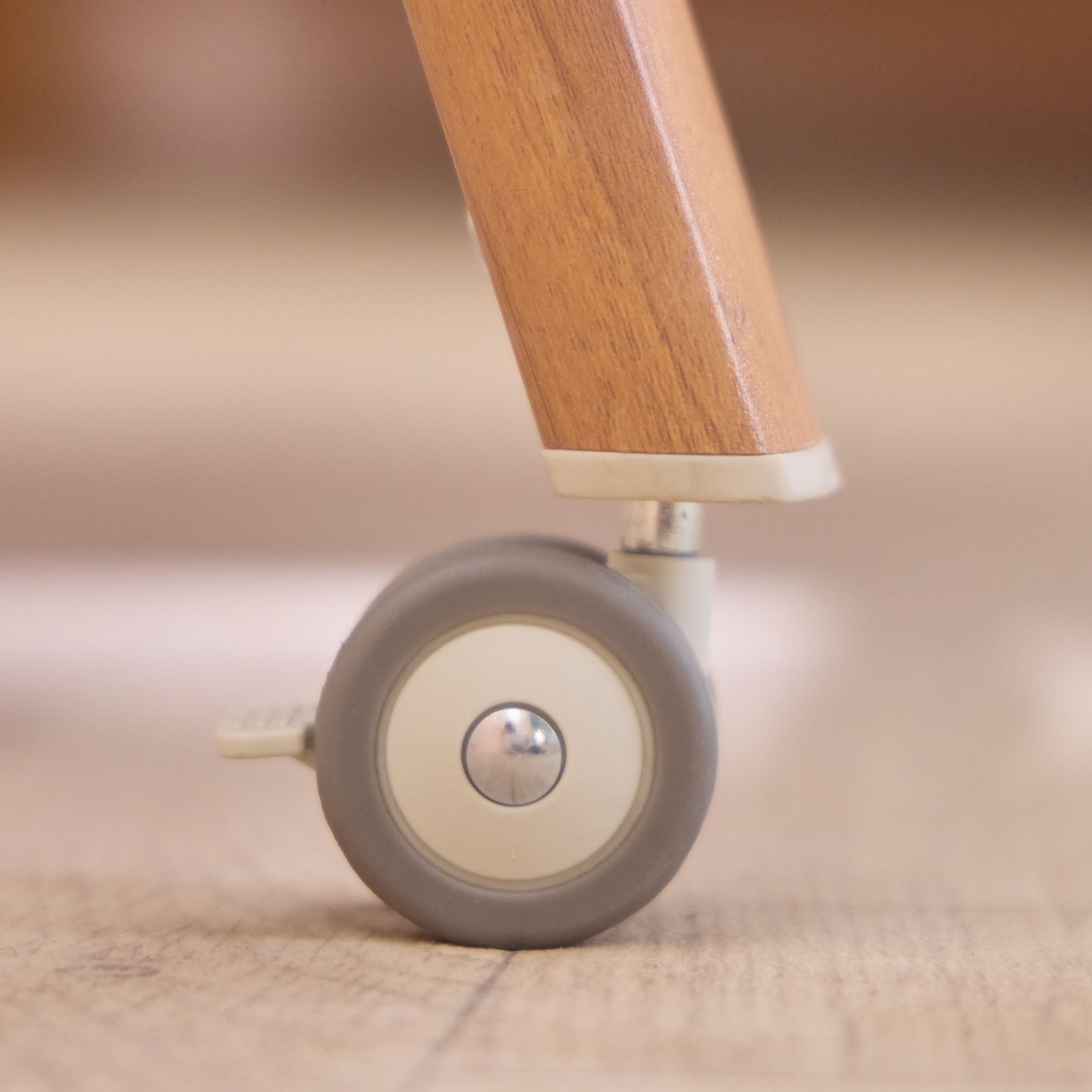 CoZee Air with lockable castors – lifestyle setup showing crib mobility and convenience