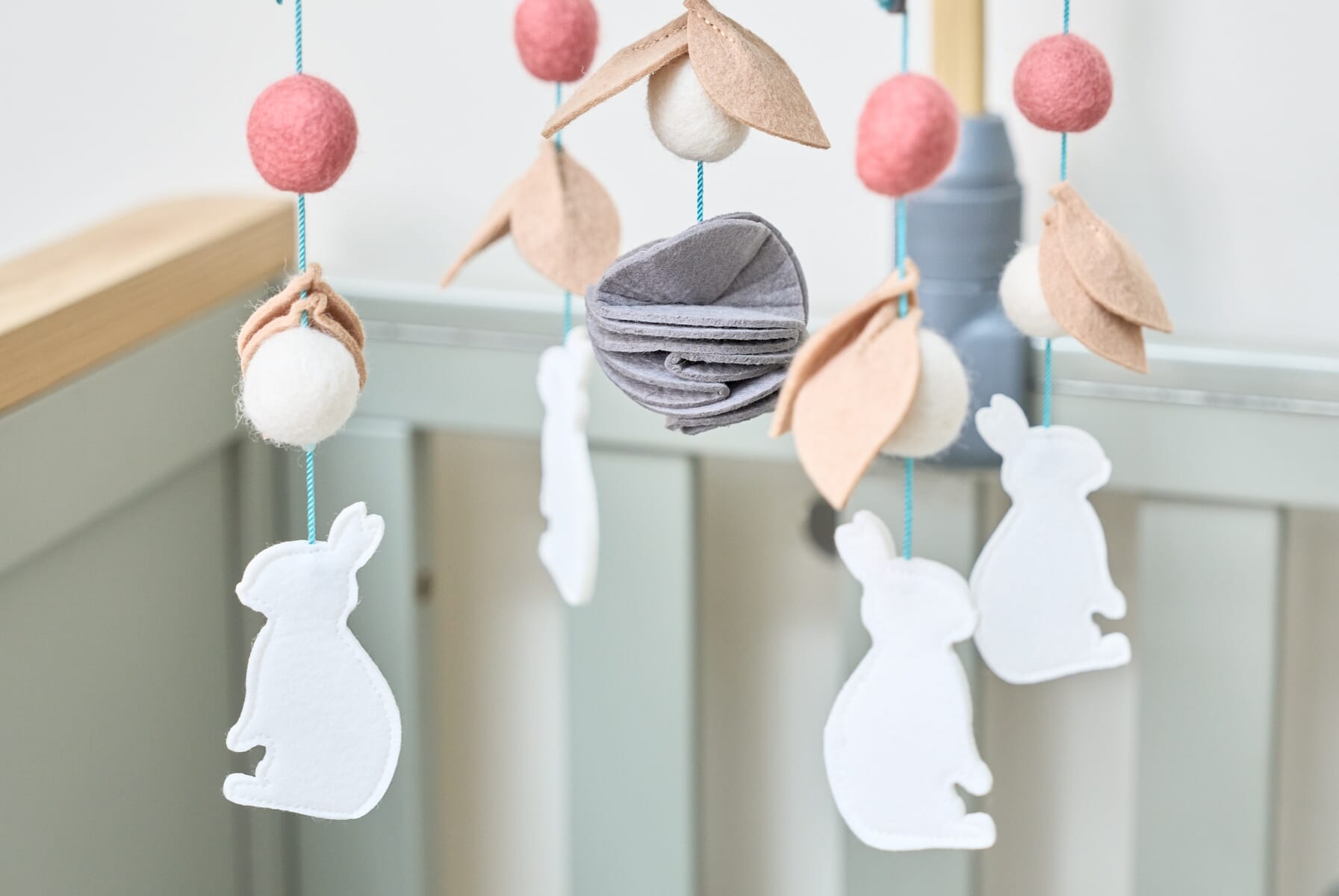 CoZee 2-in-1 Crib Oak & Charcoal – Includes detachable felt mobile to stimulate visual and tactile development