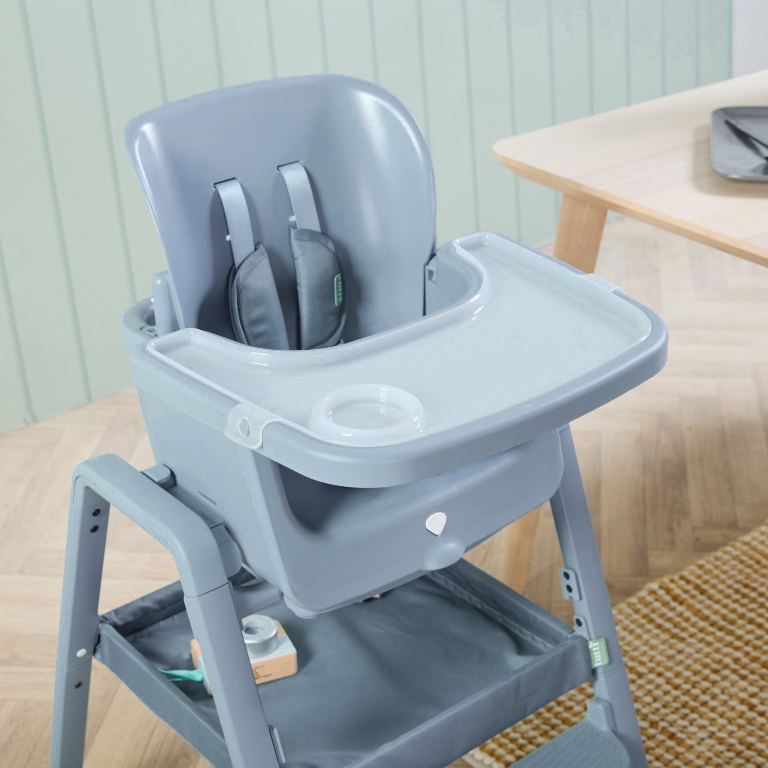 Close-up of the nova maison 7 in 1 highchair in coast feeding tray, showing raised edges, cup holder and easy-clean surface.