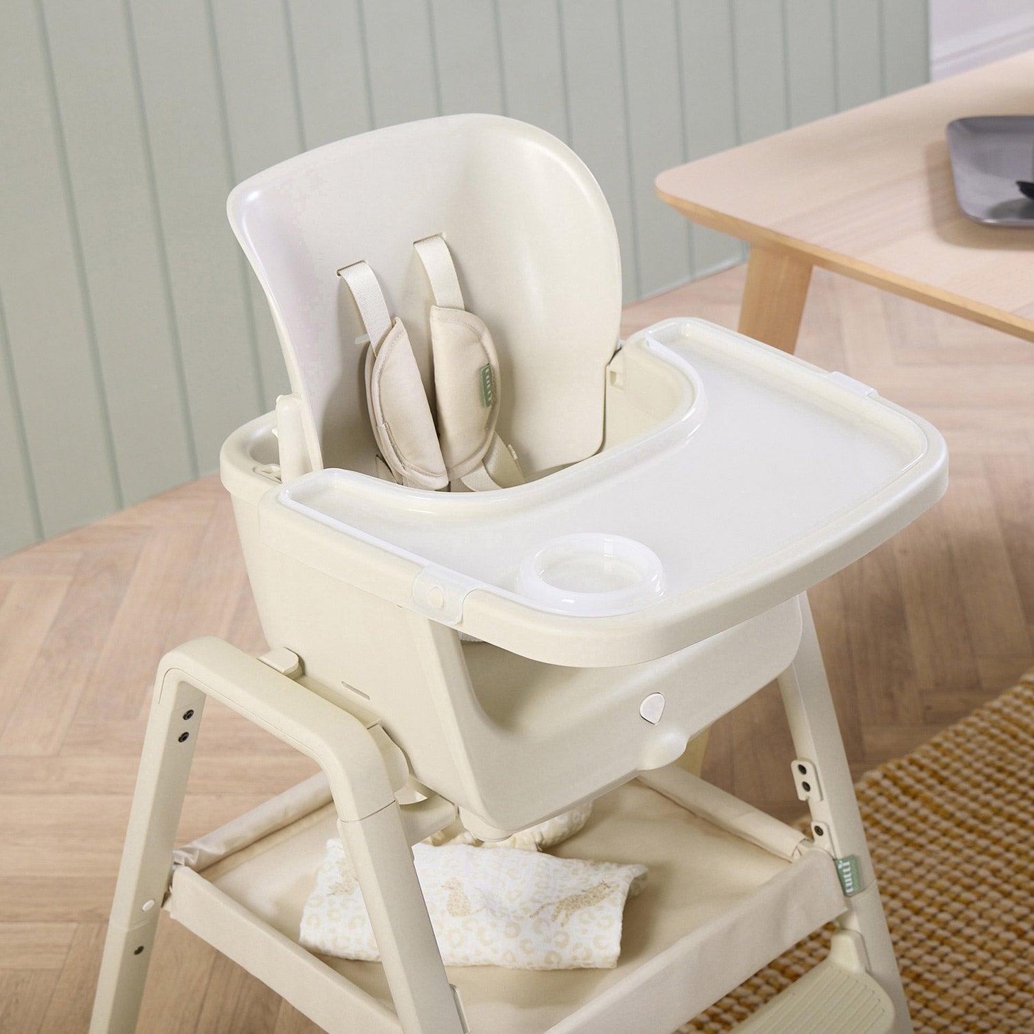 Close-up of the nova maison 7 in highchair in parnsip tray, featuring smooth wipe-clean surface and integrated cup holder.