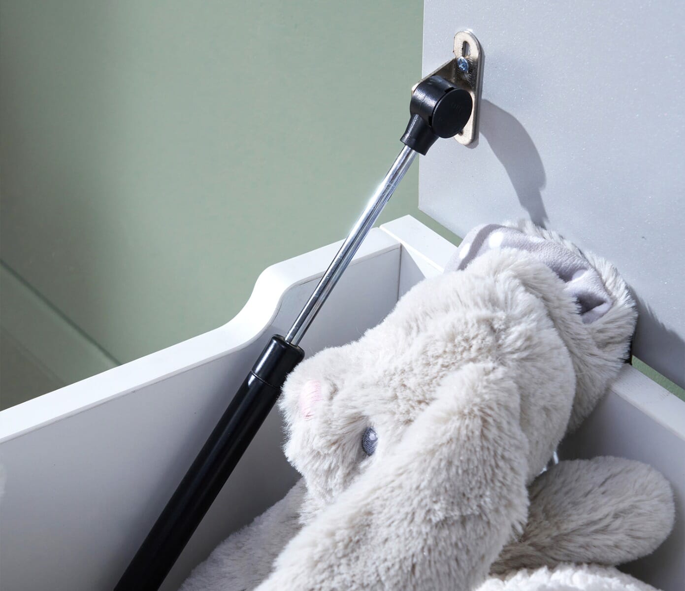 Detailed view of the Rio toy box’s soft-close hinge in white and dove grey, showing the safe, slow-closing mechanism and sturdy build